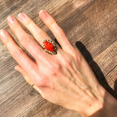 Vintage & Estate 14k yellow gold Zuni Native American tribe coral ring, inlay, size 5.5