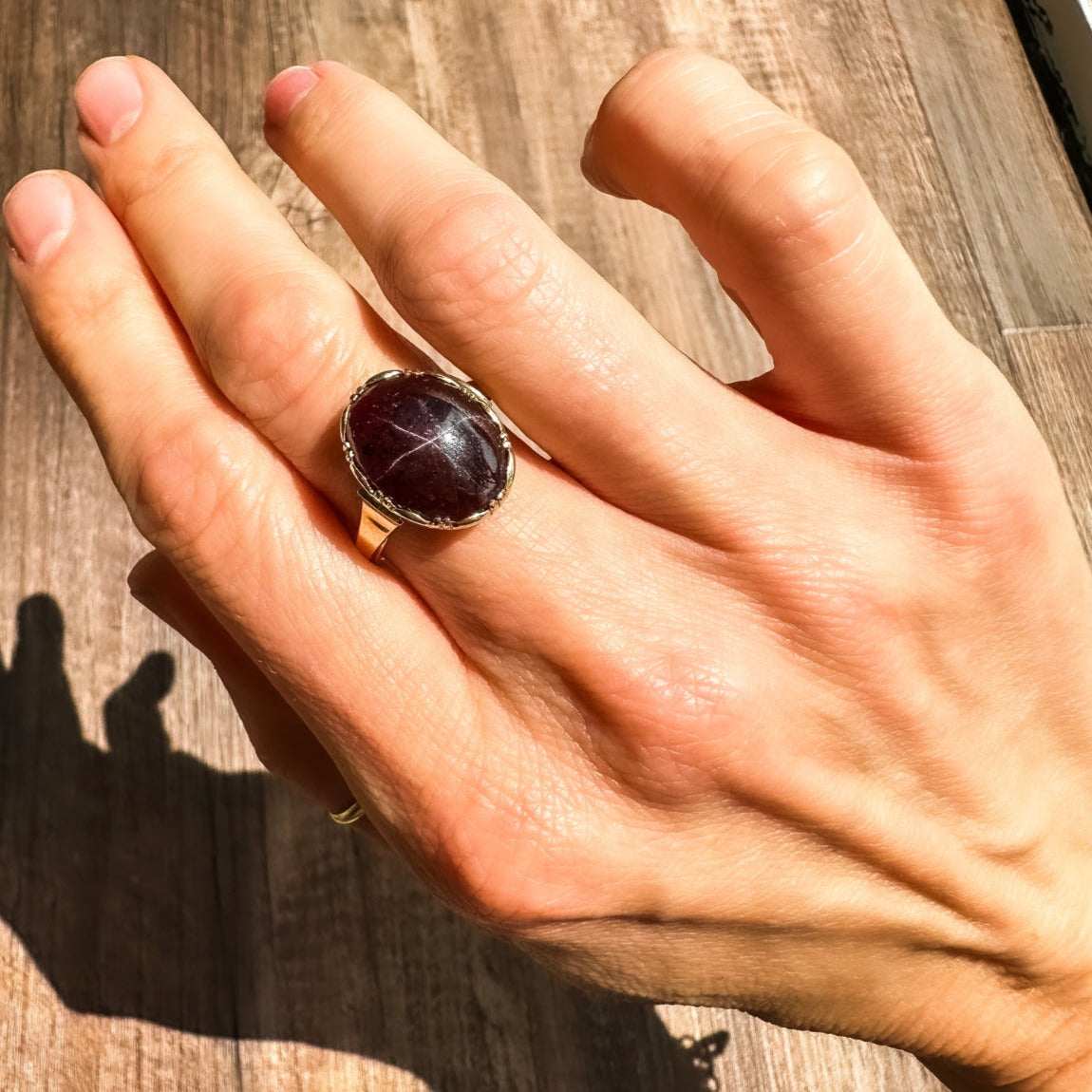 VINTAGE 14K Yellow Gold Star Garnet Ring