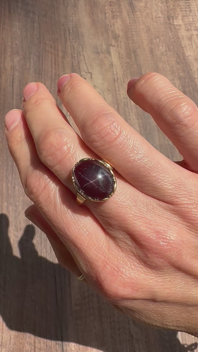VINTAGE 14K Yellow Gold Star Garnet Ring