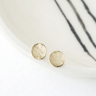 Anne Sportun 18k yellow gold hammered disc stud 